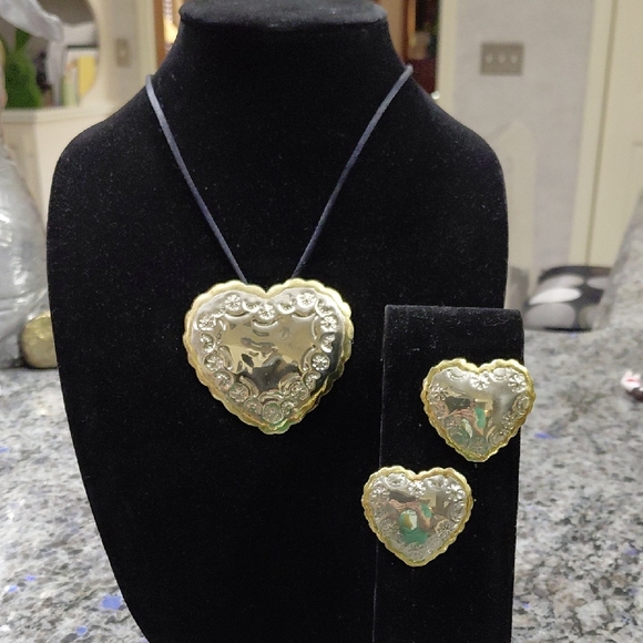 Gold and Silver Tone Heart Necklace and Earring Set. Necklace is 15in long...... - Picture 1 of 8